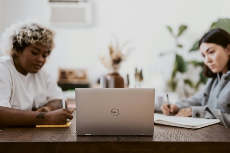 9 Challenges Of Virtual Teams & Real-Life Solutions To Overcome